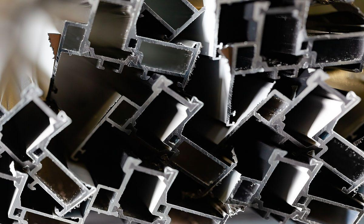 小区废旧门窗回收暴利揭秘：日入千元不是梦，低投入创业新蓝海！