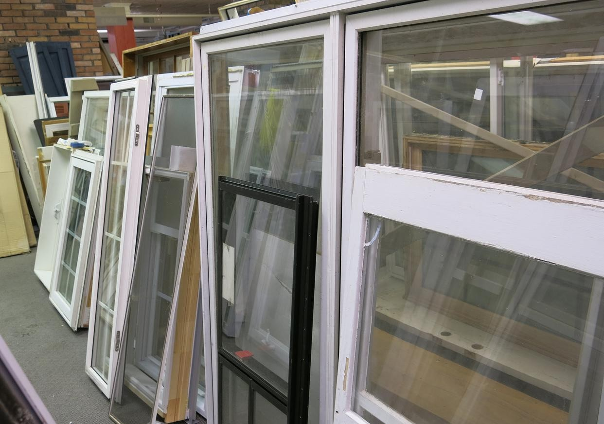 小区废旧门窗回收暴利揭秘：日入千元不是梦，低投入创业新蓝海！