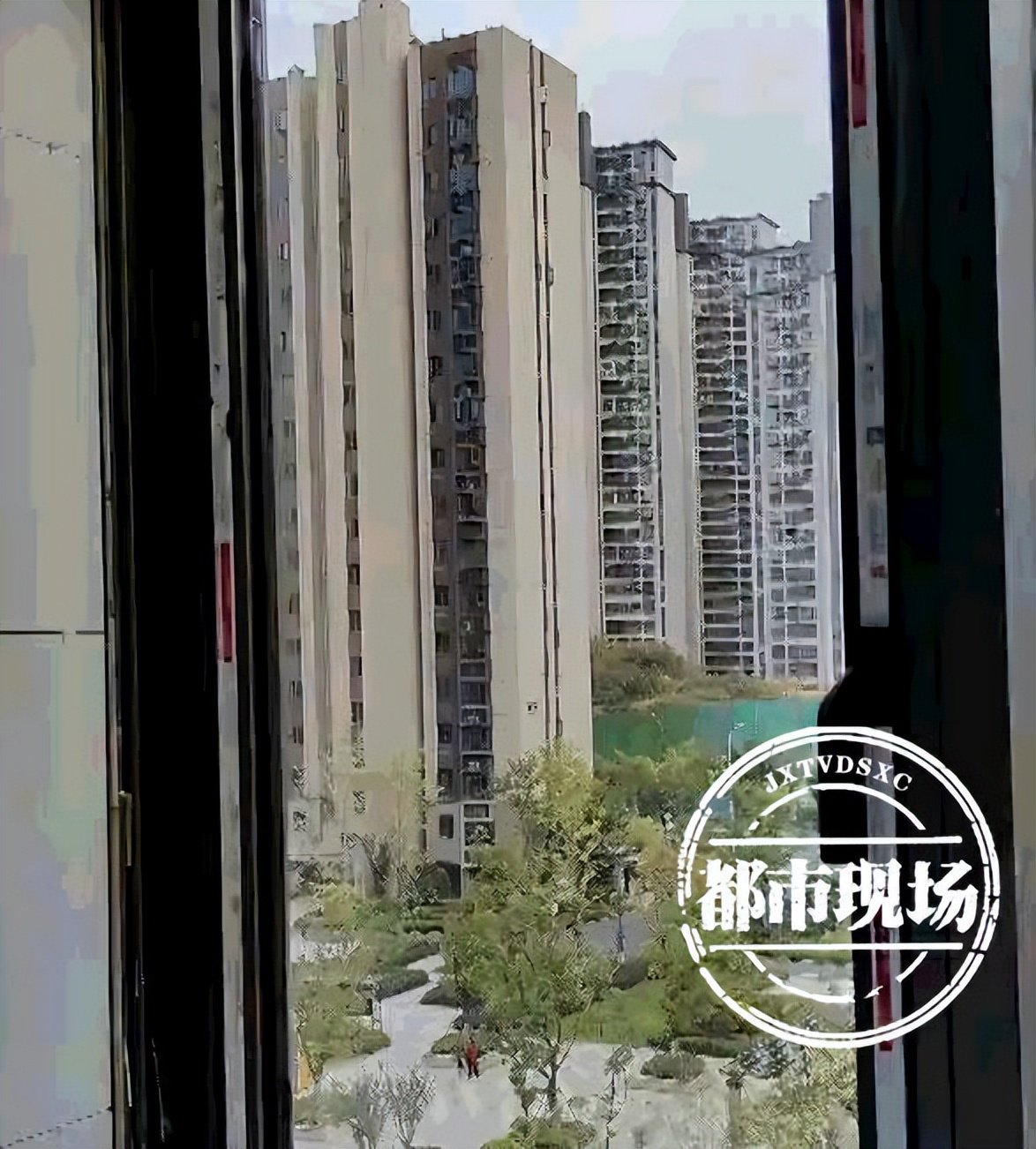 惊爆！花1.8万封阳台装落地窗，全家头晕反胃，商家竟称“正常”？