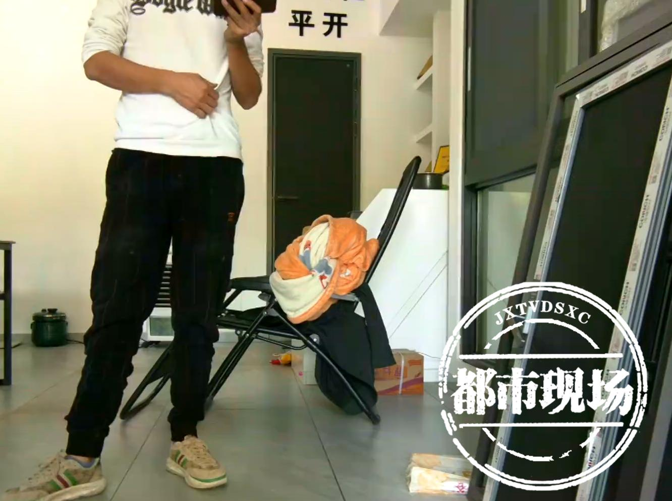 惊爆！花1.8万封阳台装落地窗，全家头晕反胃，商家竟称“正常”？