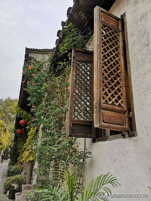 仿古花格门窗：现代建筑中的艺术重生，冠墅阳光引领新风尚